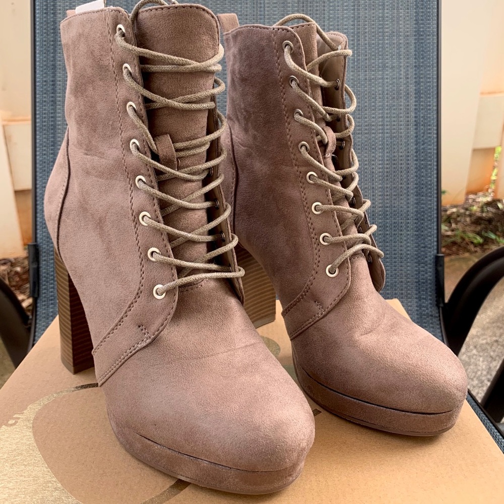 ✨SOLD✨ Ankle high boots - Picture 2 of 5